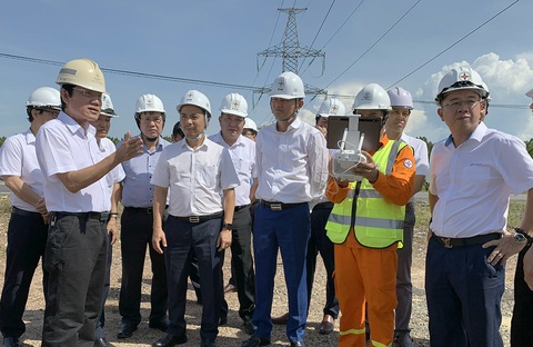 Đường dây 500kV Bắc - Nam mở đầu cho hiện đại hóa hệ thống truyền tải quốc gia - Ảnh 5. Lãnh đạo EVN, EVNNPT kiểm tra và nghe báo cáo công tác ứng dụng khoa học công nghệ trong quản lý vận hành lưới điện truyền tải tại Quảng Nam