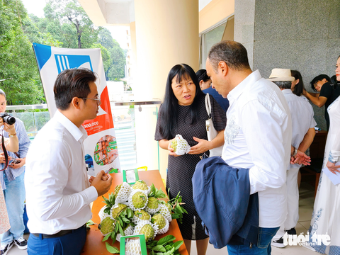 Chỉ 20% nông sản Việt đủ tiêu chuẩn vươn tầm thế giới - Ảnh 1. Khách hàng tham quan đông đúc tại gian hàng mãng cầu sạch nằm trong khuôn khổ chương trình "Giới thiệu sản phẩm nông sản sạch cho kênh bán sỉ" - Ảnh: NHẬT XUÂN