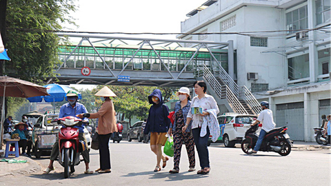 Đi metro, sẽ thôi thờ ơ với cầu vượt - Ảnh 1. Người đi bộ vô tư đi cắt ngang đường mặc dù gần đó có cầu bộ hành Nguyễn Tri Phương (Q.5, TP.HCM) - Ảnh: NGỌC PHƯỢNG