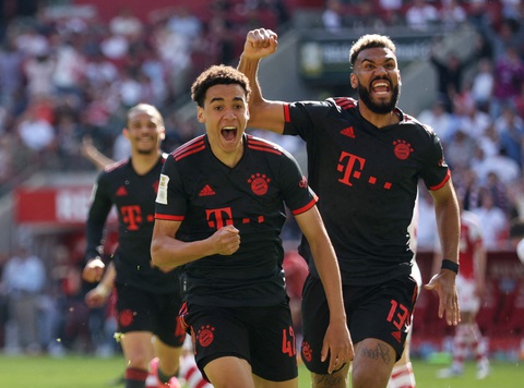 Thắng kịch tính, Bayern Munich lách khe cửa hẹp để vô địch Bundesliga - Ảnh 4. Thắng kịch tính, Bayern Munich lách khe cửa hẹp để vô địch Bundesliga - Ảnh 4.