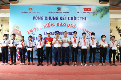 Cảnh sát biển trao 173 suất học bổng cho học sinh nghèo - Ảnh 1. Cảnh sát biển trao 173 suất học bổng cho học sinh nghèo - Ảnh 1.