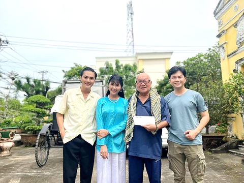 Người tìm ngọc trong truyện Hồ Biểu Chánh - Ảnh 1. Đạo diễn Hồ Ngọc Xum (thứ ba từ trái qua) và các diễn viên phim Gieo nhân - Ảnh: ĐPCC