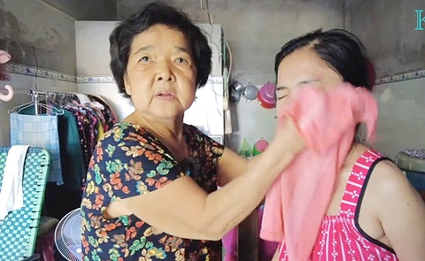 Lỡ đau yếu cũng ráng lết đi mà bán - Ảnh 1. Bà Đặng Thị Biệp (huyện Mỏ Cày Bắc, tỉnh Bến Tre) về nhà trọ chăm sóc con bệnh sau khi bán được 120 tờ vé số - Ảnh: MẬU TRƯỜNG