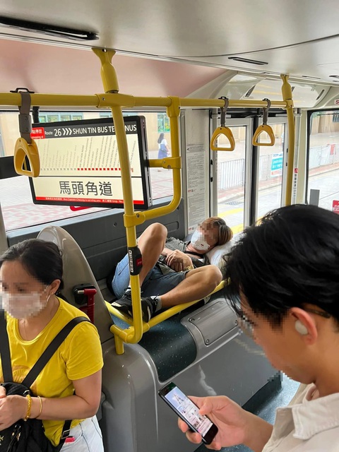 Ngủ trên giá hành lý xe buýt và câu chuyện khiến cộng đồng thông cảm - Ảnh 2. Ngủ trên giá hành lý xe buýt và câu chuyện khiến cộng đồng thông cảm - Ảnh 2.