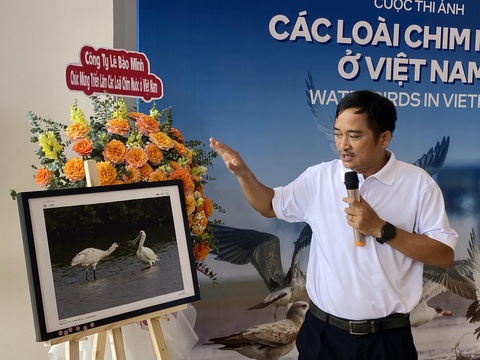 Khoảnh khắc ngàn năm có một đoạt giải nhất cuộc thi ảnh Các loài chim nước ở Việt Nam - Ảnh 3. Ông Nguyễn Hoài Bảo - trưởng ban tổ chức cuộc thi - giải thích về giá trị khoa học “ngàn năm có một” của bức ảnh đoạt giải nhất - Ảnh: H.T.
