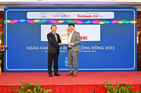 Vietbank nhận giải thưởng “Ngân hàng tiêu biểu vì cộng đồng 2023” - Ảnh 1. Ông Nguyễn Tiến Sỹ - Phó tổng giám đốc - Đại diện Vietbank nhận giải thưởng Ngân hàng tiêu biểu vì cộng đồng 2023 - Ảnh: V.B.