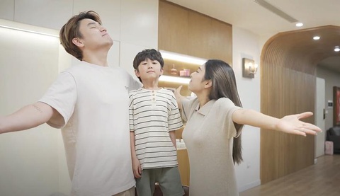 Cùng xem bí kíp du hè tại gia từ Gia đình Xoài - Ảnh 1. Gia đình Xoài đã chứng minh vui chơi hè tại gia cũng sẽ thật vui và khỏe mạnh nếu có kế hoạch hợp lý.