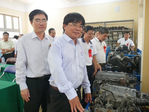 PGS.TS Đỗ Văn Dũng tặng phòng thực hành kỹ thuật ô tô trị giá 2 tỉ đồng cho trường đại học - Ảnh 1. PGS.TS Đỗ Văn Dũng tặng phòng thực hành kỹ thuật ô tô trị giá 2 tỉ đồng cho trường đại học - Ảnh 1.