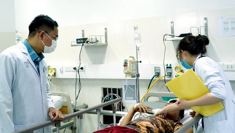Thiếu thuốc hiếm bệnh viện không thể "tự bơi" - Ảnh 2. Bác sĩ Nguyễn Văn Thuận, khoa bệnh nhiệt đới Bệnh viện Chợ Rẫy, cùng bác sĩ Bệnh viện Nhi đồng 2 thăm khám cho một trong ba bệnh nhi nghi ngộ độc botulinum - Ảnh: BVCR cung cấp