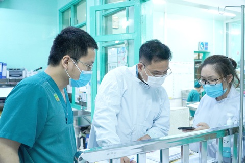 Thiếu thuốc hiếm bệnh viện không thể "tự bơi" - Ảnh 1. Bác sĩ khoa bệnh nhiệt đới Bệnh viện Chợ Rẫy phối hợp bác sĩ Bệnh viện Nhi Đồng 2 xem hồ sơ sức khỏe của ba bệnh nhi nghi ngộ độc botulinum do ăn chả lụa bán dạo - Ảnh: BVCR