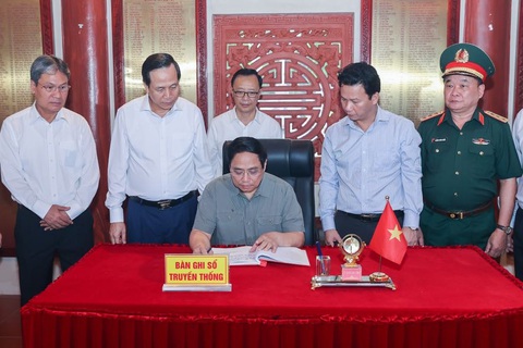 Thủ tướng viếng Nghĩa trang liệt sĩ Vị Xuyên - Ảnh 5. Thủ tướng viếng Nghĩa trang liệt sĩ Vị Xuyên - Ảnh 5.