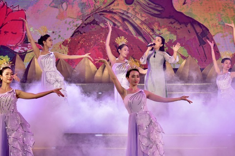 Thanh Lam, Đại Nghĩa, Ngọc Mai hát mừng Phật đản - Ảnh 6. Thanh Lam, Đại Nghĩa, Ngọc Mai hát mừng Phật đản - Ảnh 6.