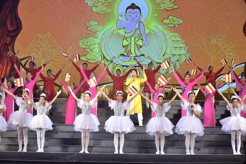 Thanh Lam, Đại Nghĩa, Ngọc Mai hát mừng Phật đản - Ảnh 1. Thanh Lam, Đại Nghĩa, Ngọc Mai hát mừng Phật đản - Ảnh 1.
