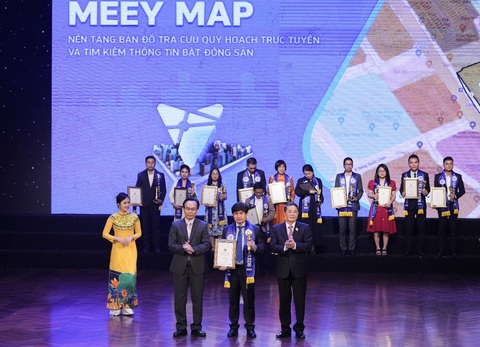 Meey Land chinh phục ‘TOP công nghiệp 4.0 Việt Nam’ - Ảnh 1. Phó chủ tịch Quốc hội Nguyễn Đức Hải và Thứ trưởng Bộ Giáo dục và Đào tạo Hoàng Minh Sơn trao chứng nhận cho Chủ tịch Meey Land Hoàng Mai Chung