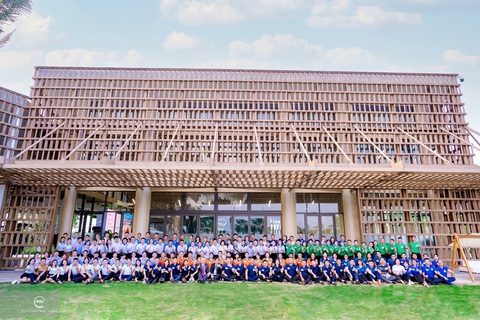16 đối tác phân phối chính thức dự án Eco Central Park năm 2023 - Ảnh 4. Các sales trong ngày nhận chứng chỉ từ Trường đào tạo doanh nhân toàn cầu Dale Cargie