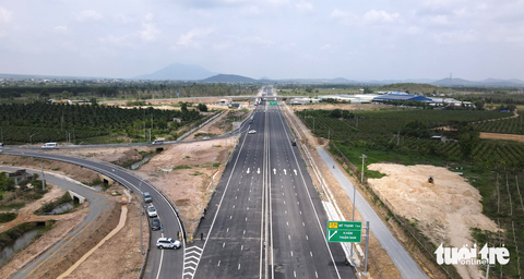 TP.HCM đi Nha Trang còn 4-5 giờ: Thúc tiến độ đoạn cao tốc Cam Lâm - Vĩnh Hảo được không? - Ảnh 1. Khu vực liên thông giữa hai đoạn cao tốc Phan Thiết - Dầu Giây với Vĩnh Hảo - Phan Thiết và điểm ra vào với quốc lộ 1 tại nút giao Ba Bàu, huyện Hàm Thuận Nam, Bình Thuận - Ảnh: ĐỨC TRONG