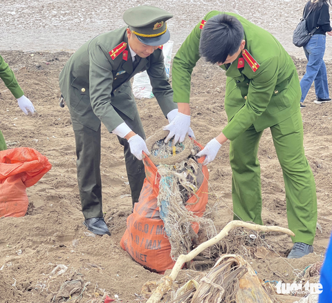 Rác thải chất đống tại cửa biển Nam Định - Ảnh 4. Rác thải chất đống tại cửa biển Nam Định - Ảnh 4.