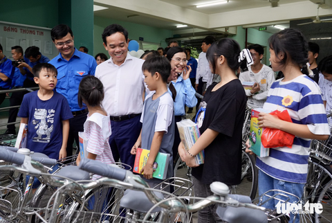 Phó thủ tướng Trần Lưu Quang tặng quà trẻ có hoàn cảnh đặc biệt - Ảnh 1. Phó thủ tướng Trần Lưu Quang tặng quà trẻ có hoàn cảnh đặc biệt - Ảnh 1.