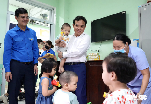 Phó thủ tướng Trần Lưu Quang tặng quà trẻ có hoàn cảnh đặc biệt - Ảnh 4. Phó thủ tướng Trần Lưu Quang tặng quà trẻ có hoàn cảnh đặc biệt - Ảnh 4.