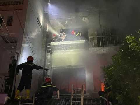Cháy nhà ở quận Tân Phú, một người thiệt mạng do mắc kẹt trong phòng - Ảnh 2. Cháy nhà ở quận Tân Phú, một người thiệt mạng do mắc kẹt trong phòng - Ảnh 2.