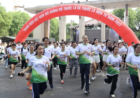 Chạy bộ nói không với thuốc lá và thuốc lá điện tử - Ảnh 1. Chạy bộ nói không với thuốc lá và thuốc lá điện tử - Ảnh 1.