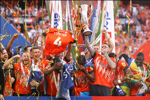 Chiến binh của Luton Town mừng thăng hạng Premier League từ bệnh viện - Ảnh 4. Chiến binh của Luton Town mừng thăng hạng Premier League từ bệnh viện - Ảnh 4.