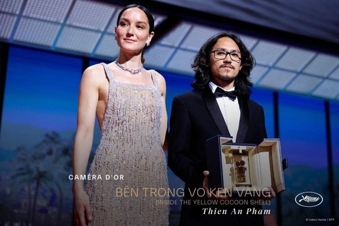 Lên sân khấu nhận giải Camera vàng, đạo diễn Phạm Thiên Ân chia sẻ anh muốn dành tặng giải thưởng cho toàn bộ ê kíp - Ảnh: BTC Liên hoan phim Cannes Lên sân khấu nhận giải Camera vàng, đạo diễn Phạm Thiên Ân chia sẻ anh muốn dành tặng giải thưởng cho toàn bộ ê kíp - Ảnh: BTC Liên hoan phim Cannes