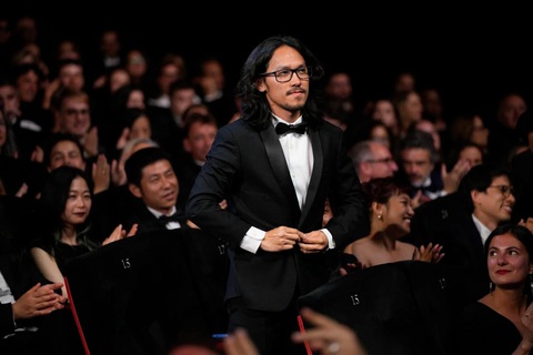 Phạm Thiên Ân bước lên bục nhận giải. Sau khi Bên trong vỏ kén vàng chiếu tại Cannes, báo chí nước ngoài nhận định anh nên nghe theo "tiếng gọi thiêng liêng" của điện ảnh - Ảnh: AP Phạm Thiên Ân bước lên bục nhận giải. Sau khi Bên trong vỏ kén vàng chiếu tại Cannes, báo chí nước ngoài nhận định anh nên nghe theo "tiếng gọi thiêng liêng" của điện ảnh - Ảnh: AP