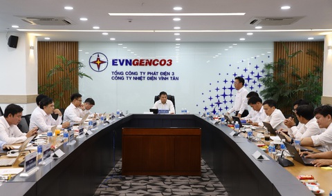 Nhiệt điện Vĩnh Tân 2: Chủ động các giải pháp đảm bảo sản xuất điện hiệu quả mùa khô 2023 - Ảnh 1. Ông Thiên Thanh Sơn, giám đốc Công ty Nhiệt điện Vĩnh Tân, báo cáo tình hình sản xuất điện của đơn vị