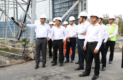 Nhiệt điện Vĩnh Tân 2: Chủ động các giải pháp đảm bảo sản xuất điện hiệu quả mùa khô 2023 - Ảnh 3. Ông Đinh Quốc Lâm, chủ tịch HĐQT EVNGENCO3, cùng đoàn đến kiểm tra tình hình kho than của Nhà máy Nhiệt điện Vĩnh Tân 2