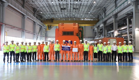 Nhiệt điện Vĩnh Tân 2: Chủ động các giải pháp đảm bảo sản xuất điện hiệu quả mùa khô 2023 - Ảnh 4. Đoàn công tác tổng công ty trao quà cho người lao động công ty