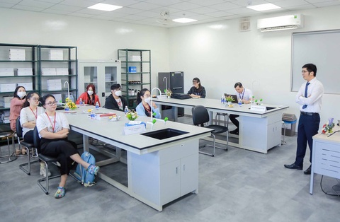 GS đầu ngành nói gì về việc đưa môn văn vào xét tuyển đầu vào trường y? - Ảnh 1. Sinh viên y khoa tại Đại học Văn Lang