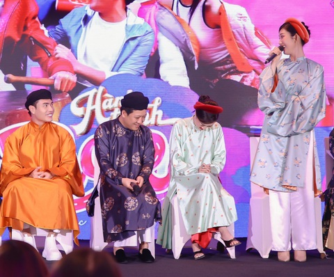 Thúy Ngân trổ tài ca cải lương, giọng hát gây... hú hồn - Ảnh 1. Thúy Ngân trổ tài ca cải lương, giọng hát gây... hú hồn - Ảnh 1.