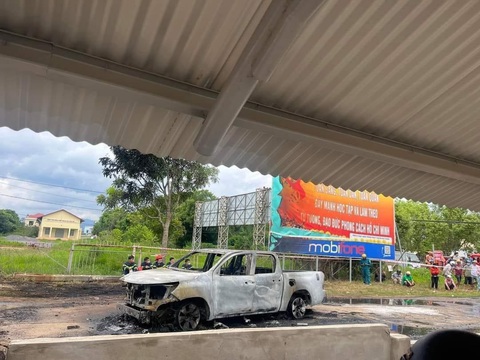 Xe bán tải phát nổ rồi bốc cháy sau va chạm nhẹ, tài xế tử vong - Ảnh 1. Xe bán tải phát nổ rồi bốc cháy sau va chạm nhẹ, tài xế tử vong - Ảnh 1.