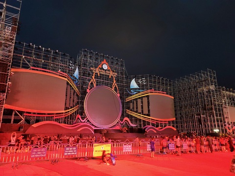 Đạo diễn Đài truyền hình Khánh Hòa té ngã tử vong khi đang khảo sát sân khấu Festival biển - Ảnh 2. Đạo diễn Đài truyền hình Khánh Hòa té ngã tử vong khi đang khảo sát sân khấu Festival biển - Ảnh 2.