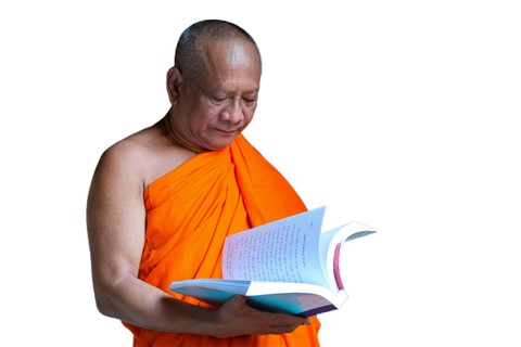 Sư thầy lấy bằng tiến sĩ tuổi ngoài 60 - Ảnh 1. Hình ảnh vị sư luôn đi kèm các quyển sách hoặc chiếc laptop dường như trở nên quen thuộc với phật tử chùa Chantarangsay - Ảnh: HỮU HẠNH