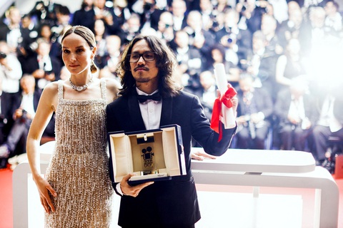 Xúc động với hai tài năng điện ảnh người Việt tại Cannes - Ảnh 1. Đạo diễn PhạmThiên Ân và chủ tịch ban giám khảo Anais Demoustier sau khi giành giải Camera d'Or - Ảnh: Reuters