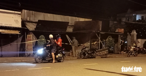 Cháy rụi hai ki ốt buôn bán quần áo và phụ kiện điện thoại trong đêm - Ảnh 2. Cháy rụi hai ki ốt buôn bán quần áo và phụ kiện điện thoại trong đêm - Ảnh 2.