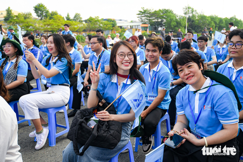 Đưa sinh viên ra thăm cán bộ, chiến sĩ Trường Sa - Ảnh 6. Đưa sinh viên ra thăm cán bộ, chiến sĩ Trường Sa - Ảnh 6.