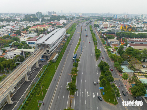 9 cầu bộ hành nối metro đến ngõ dân cư đang thi công ra sao? - Ảnh 1. 9 cầu bộ hành nối metro đến ngõ dân cư đang thi công ra sao? - Ảnh 1.