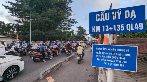 Giao thông ở TP Huế hỗn loạn, người dân bức xúc vì cho rằng cấm đường bất hợp lý - Ảnh 1. Giao thông ở TP Huế hỗn loạn, người dân bức xúc vì cho rằng cấm đường bất hợp lý - Ảnh 1.