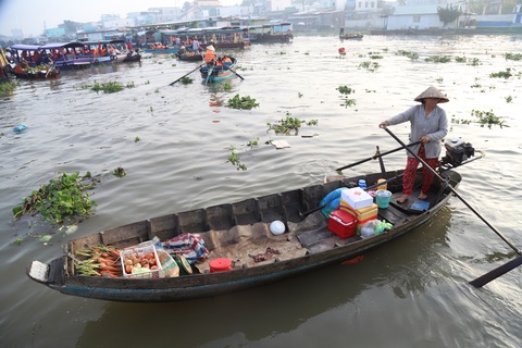 Thu gom xử lý hơn 300 tấn rác, thúc đẩy làm sạch chợ nổi Cái Răng - Ảnh 1. Thu gom xử lý hơn 300 tấn rác, thúc đẩy làm sạch chợ nổi Cái Răng - Ảnh 1.