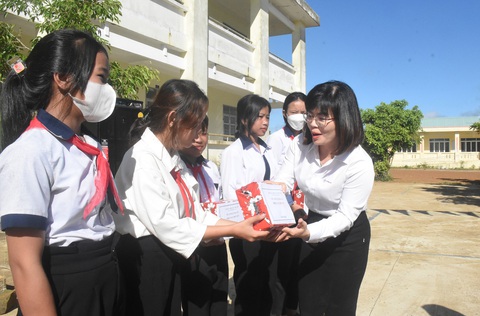 Tặng giếng nước và trao quà cho học sinh miền núi Phú Yên - Ảnh 1. Tặng giếng nước và trao quà cho học sinh miền núi Phú Yên - Ảnh 1.