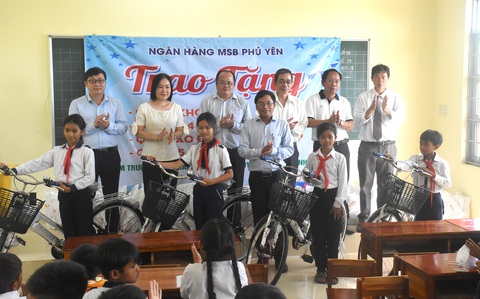 Tặng giếng nước và trao quà cho học sinh miền núi Phú Yên - Ảnh 2. Tặng giếng nước và trao quà cho học sinh miền núi Phú Yên - Ảnh 2.