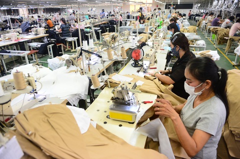 "Trị" những con số đầy trăn trở - Ảnh 1. Các doanh nghiệp ngành dệt may bị sụt giảm về đơn hàng. Trong ảnh: công nhân làm việc tại Công ty TNHH Việt Thắng Jean (TP Thủ Đức,TP.HCM) - Ảnh: QUANG ĐỊNH