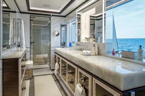 Siêu du thuyền tráng lệ mệnh danh ‘Chim ưng trên mặt nước’ - Ảnh 19. Siêu du thuyền tráng lệ mệnh danh ‘Chim ưng trên mặt nước’ - Ảnh 19.