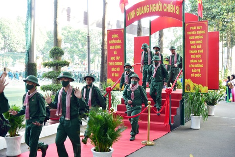 Quốc hội dành 2 ngày thảo luận về kinh tế - xã hội - Ảnh 1. Quân đội đang tổng hợp ý kiến cử tri để sửa Luật Nghĩa vụ quân sự nhằm thu hút thanh niên có trình độ - Ảnh: T.T.D.