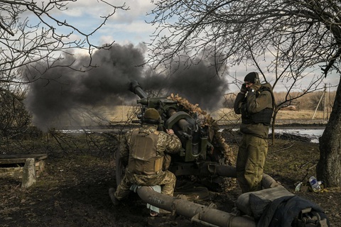 Pháo binh Ukraine điều khiển khẩu lựu pháo 105mm ở gần thành phố Bakhmut hồi tháng 3-2023 - Ảnh: AFP Pháo binh Ukraine điều khiển khẩu lựu pháo 105mm ở gần thành phố Bakhmut hồi tháng 3-2023 - Ảnh: AFP