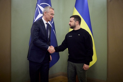 Ukraine thừa nhận khó được kết nạp vào NATO khi còn xung đột với Nga - Ảnh 1. Ukraine thừa nhận khó được kết nạp vào NATO khi còn xung đột với Nga - Ảnh 1.