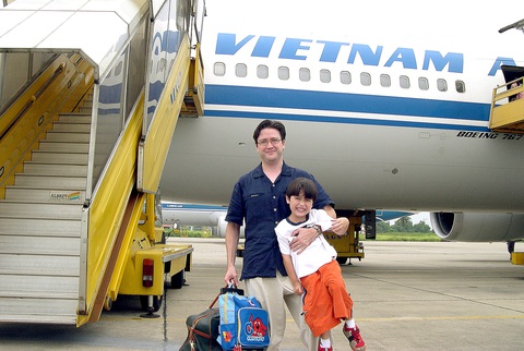 Đại sứ Mỹ tại Việt Nam Marc E. Knapper cùng con trai Alex trong một chuyến bay đến Việt Nam năm 2005. Ông Knapper khi đó đang là tham tán chính trị - Ảnh: Đại sứ quán Mỹ Đại sứ Mỹ tại Việt Nam Marc E. Knapper cùng con trai Alex trong một chuyến bay đến Việt Nam năm 2005. Ông Knapper khi đó đang là tham tán chính trị - Ảnh: Đại sứ quán Mỹ